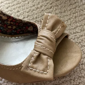Fioni Nude High Heel Bow Front Platinum 4” Heels Vegan Leather Size 8.5 Like New thumbnail 7