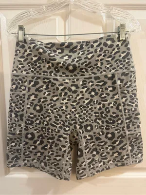 Grey Leopard Print High-Waisted Athletic Biker Shorts with Pockets thumbnail 2