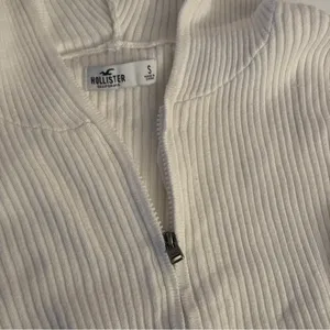 Hollister White Crop Ribbed Zip Up Sweater Hoodie thumbnail 3