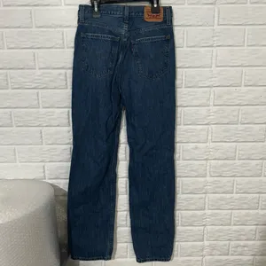 Levis Low Pro Straight Jeans Women’s 25 Distressed Medium Wash Denim thumbnail 4