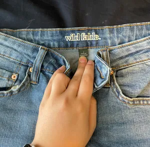 Mom Jeans thumbnail 2