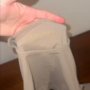 Aritzia BUTTER Mobility Longsleeve Crop Top - workout top in nomad Taupe size M thumbnail 8