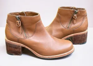 Old Money Clarks Clarkdale Dawn Tan Leather Chelsea Block Heel Ankle Boots 7M thumbnail 1