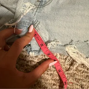 Abercrombie & Fitch The Mom Short High Rise Light Wash- Size 6 (28) thumbnail 8