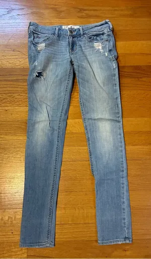 Hollister Distressed Light Wash Denim Jeans Blue Women's 0S 24x29 thumbnail 1