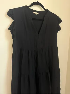 entro Black Tiered V-Neck Midi Dress thumbnail 2