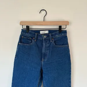 Abercrombie & Fitch The 90’s Relaxed Jeans High Rise Short thumbnail 2