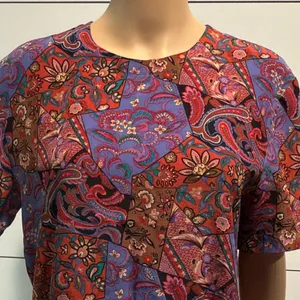 Casual Corner Vintage Red and Purple Paisley Short Sleeve Top Sz M thumbnail 2