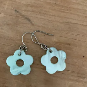 Green Retro Flower Earrings thumbnail 1
