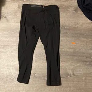 Lululemon black cropped leggings size 8 thumbnail 3