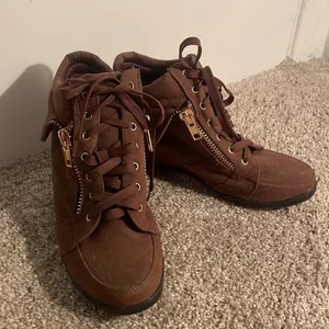 Forever 21 wedge bootie in chocolate brown with gold trim size 7.5 thumbnail 5