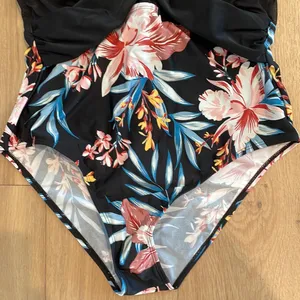 Cupshe black and tropical floral one piece swimsuit NEW WITH TAGS thumbnail 3