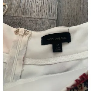 Miss Avenue Boutique shorts with flowers thumbnail 3
