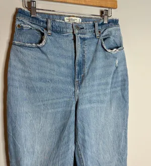 Abercrombie & Fitch Curve Love 90's Straight Ultra High Rise distressed jeans thumbnail 2