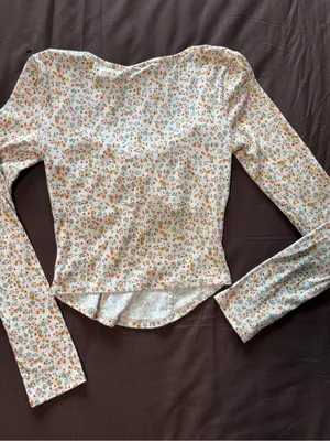 Brandy Melville Cream Floral Long-Sleeve Tie Front Top thumbnail 5
