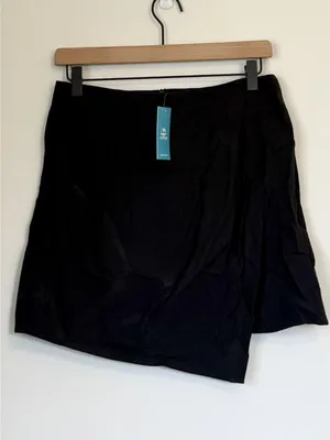 NWT Cupshe Black Asymmetrical Mini Skirt - Size: Medium thumbnail 2
