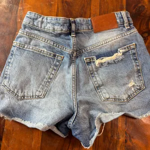 Zara High Waist Distressed Denim Shorts‎ Light Wash Blue Size 2 Raw Hem Cut Offs thumbnail 3