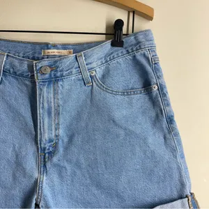 Levi’s 80s Mom Shorts High Rise Cuffed Denim Light Wash Size 32 thumbnail 8