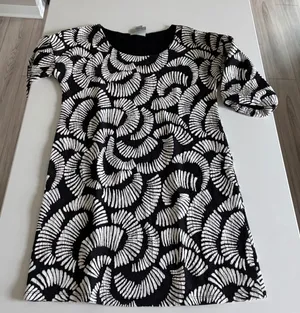 Maeve Anthropologie Black White Textured Jacquard Puff Sleeve Shift Dress Small thumbnail 1