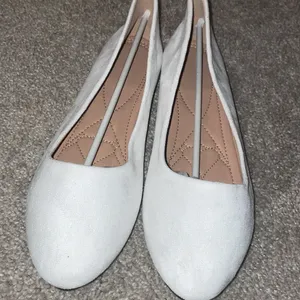 New white faux suede ballet flats size 9 thumbnail 5