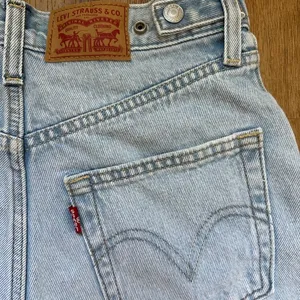Levi's Women's Cinch Mid-Thigh Shorts Light Wash Size 26 thumbnail 9