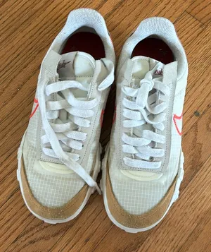 Nike tennis shoes thumbnail 1