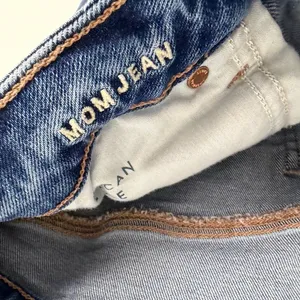 American Eagle Strigid Mom Jeans Size 12 Short Medium Wash High Waist Raw Hem thumbnail 10