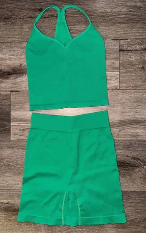 Green Active top and shorts set Size M thumbnail 1