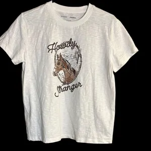 Kittenish+Flag & Anthem “Howdy Stranger” Horse, Rope & Cacti White Graphic Tee. thumbnail 5