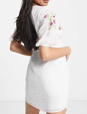 Design White Floral Embroidered Belted Mini Dress thumbnail 3