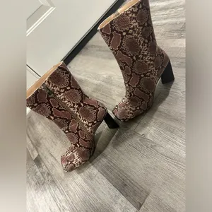 Pretty Little Thing Snake Skin Patterned Boots thumbnail 2
