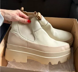 Ugg boots thumbnail 1