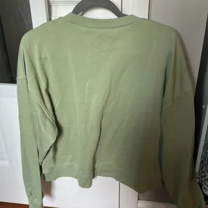 H&M Green Crew Neck thumbnail 2