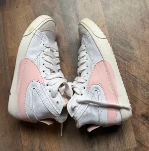 nike shoes  thumbnail 1