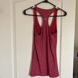 Lululemon tank in great condition! 14 inches out to pit. Soft! thumbnail 2