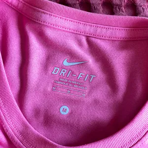 Nike Women’s Dri-FIT Long Sleeve Athletic Shirt Pink Crew Neck Size M thumbnail 6