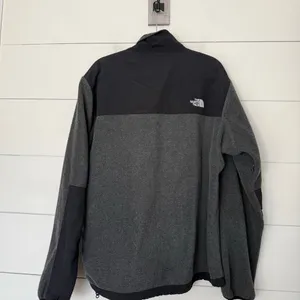 The North Face Men’s XL Grey Black Fleece Zip Up Jacket thumbnail 4