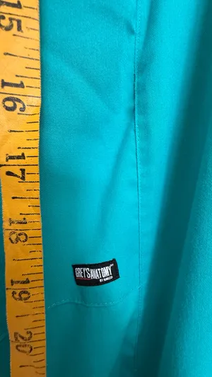 Stylish turquoise scrub ensemble from Grey's Anatomy. Features a V-neck top and matching pants. thumbnail 7