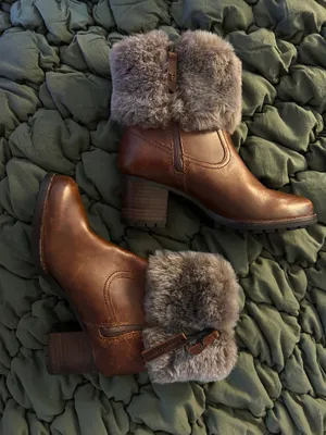 Women’s Boot Brown Size 6 thumbnail 1