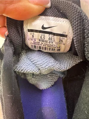 Nike Black Athletic Trainers with Purple Swoosh thumbnail 10