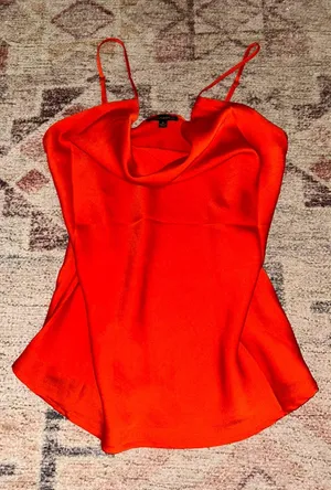 Red cowl going out top Size M thumbnail 1