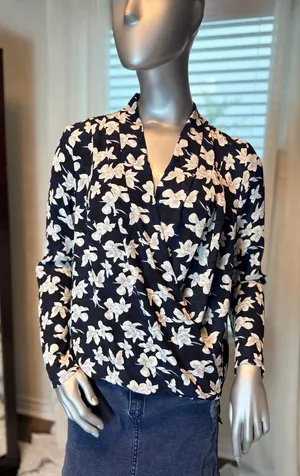Ann Taylor Floral Wrap Blouse Small Navy Blue Black White V-Neck 3/4 Sleeve thumbnail 1