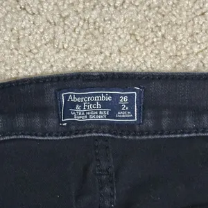 Abercrombie & Fitch Ultra High Rise Super Skinny Ripped Black Jeans thumbnail 3