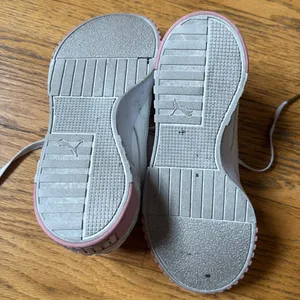 Puma White and Pink Sneakers Sleek Athletic Design thumbnail 4