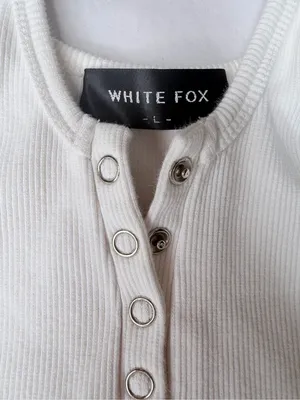 White fox Ribbed Henley Crop Tank Top size large snap closure thumbnail 5