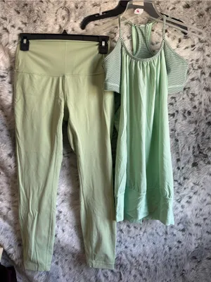 559. Lululemon capri set 2pc sz 6 bundle thumbnail 1