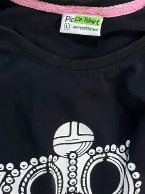 QUEEN Women’s Black Graphic Tee Size L thumbnail 3