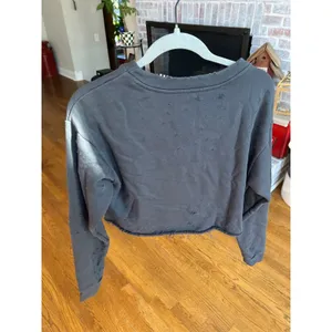 Alo Yoga womens Fierce Pullover‎ Yoga sweatshirt size XS distressed thumbnail 4