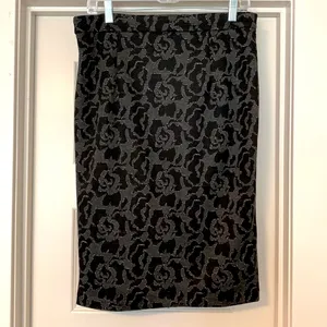Banana Republic || Black/grey/silver print lined pencil skirt with side zipper thumbnail 3