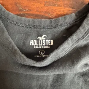 Hollister Nashville Graphic Crop Women's‎ Size Small Charcoal Gray Short Sleeve thumbnail 3